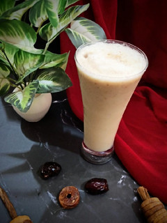 खजूर अंजीर शेक (khajoor anjeer shake recipe in Hindi) रेसिपी मुख्य फोटो