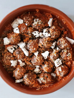 Una foto de Albóndigas al comino y mostaza con cuscús de verduras