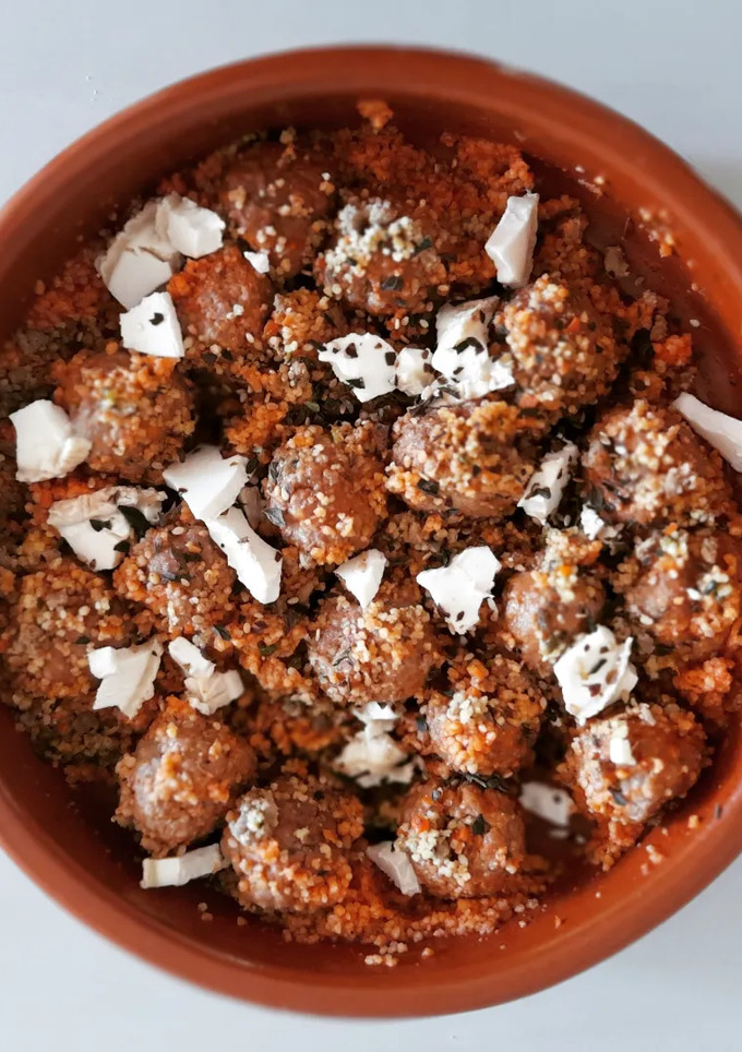 Una foto de Albóndigas al comino y mostaza con cuscús de verduras
