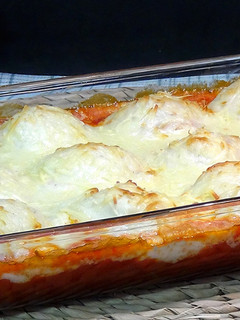 Una foto de Huevos rellenos de atún al horno con bechamel