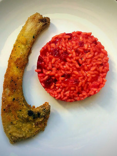 Una foto de Risotto de remolacha con chuletitas de cordero