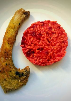 Una foto de Risotto de remolacha con chuletitas de cordero