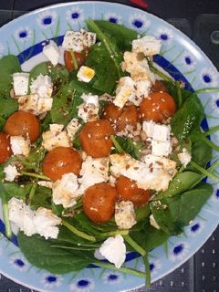 Una foto de Ensalada de espinacas y rulo de cabra 😋😋