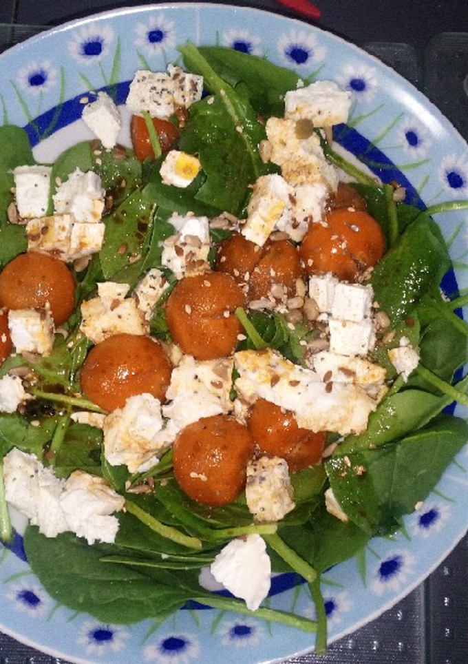 Una foto de Ensalada de espinacas y rulo de cabra 😋😋