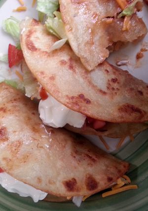 A picture of spicy shredded chicken tacos.