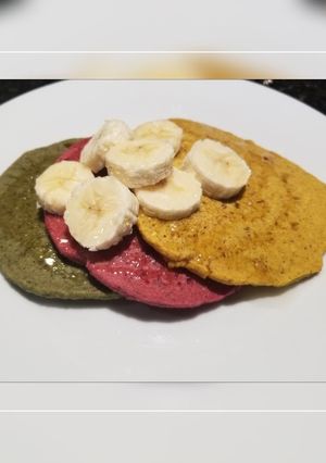 Una foto de Pancake de avena tricolor