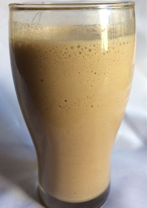 Una foto de Frapuccino de chocolate y banana hiperproteico fit