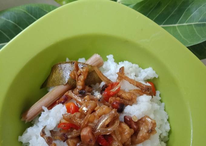 Nasi liwet Rice cooker bertabur tempe, kacang &amp; teri pedas manis