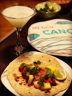Una foto de Tacos pastor con tortillas caseras integrales y cocktail Margarita 🤩🤩