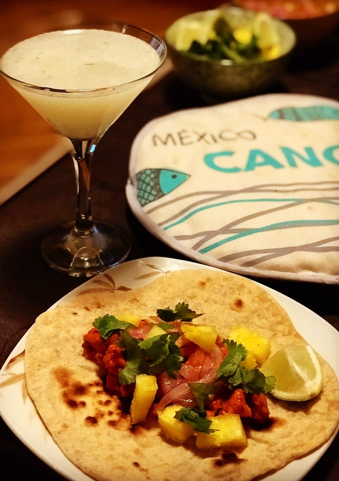 Una foto de Tacos pastor con tortillas caseras integrales y cocktail Margarita 🤩🤩