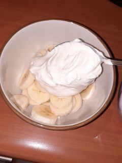 Una foto de Plátanos 🍌 🍌 con crema chantilly 🤤