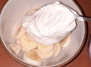 Una foto de Plátanos 🍌 🍌 con crema chantilly 🤤