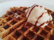 Una foto de waffles con frutas
