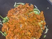 Una foto de carne molida con zanahoria y chicharos