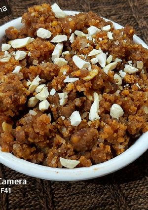 बेसन का स्वादिष्ट हलवा (besan ka swadist halwa recipe in Hindi) रेसिपी मुख्य फोटो