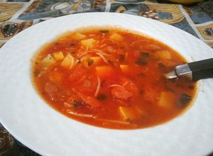 Una foto de Sopa italiana de salchicha y calabacín
