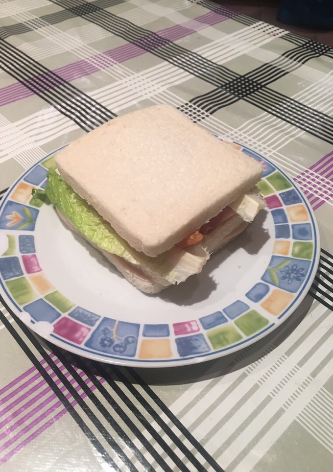 Una foto de Sándwich triple