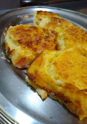 Una foto de Semolin relleno de jamón y queso