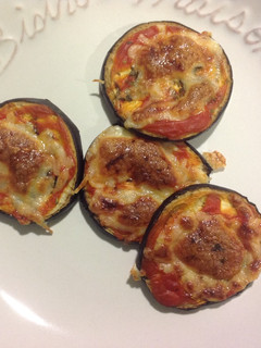 Una foto de Mini pizzas de berenjena
