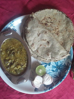 हिरव्या मिरचिचे डाळ वांगी(खांनदेशी)(Dal Vangi Recipe In Marathi) रेसिपी चे मुख्य फोटो