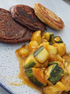 Una foto de Zapallito al Curry con hamburguesa de legumbres