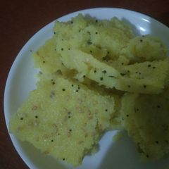 A picture of Suji dhokla.