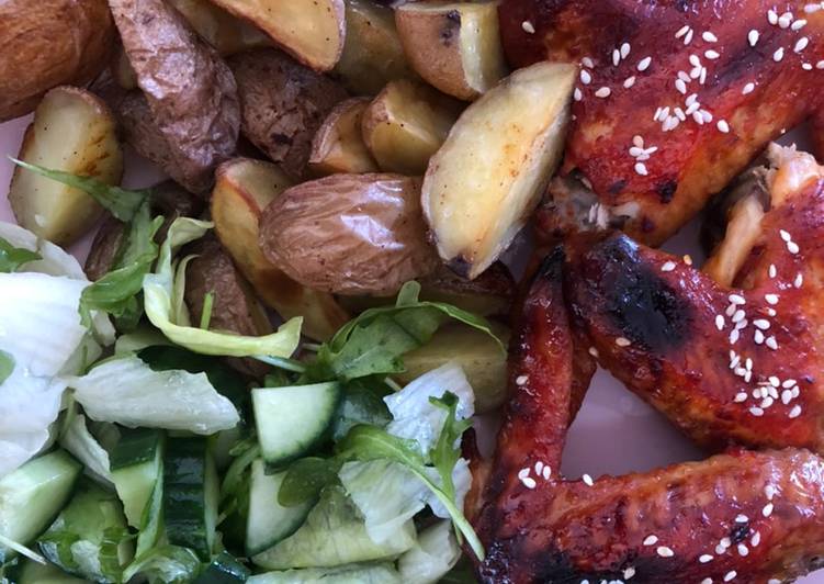 Mézes-chilis csirkeszárnyak sült burgonyával