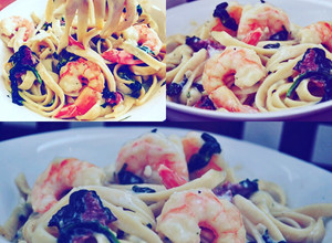 Una foto de Pasta Alfredo con camarones y espinacas🍤🍝