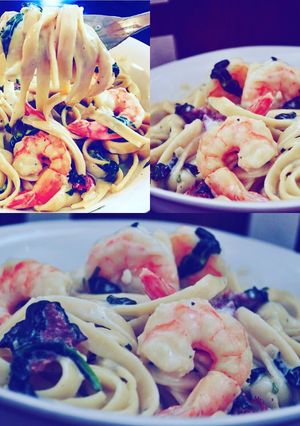 Una foto de Pasta Alfredo con camarones y espinacas🍤🍝