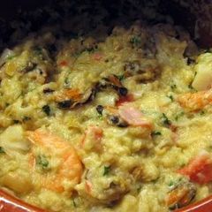 A picture of seafood and bread mix (portuguese acorda de marisco).