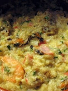A picture of seafood and bread mix (portuguese acorda de marisco).
