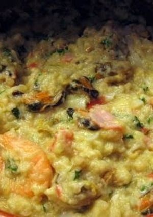 A picture of seafood and bread mix (portuguese acorda de marisco).