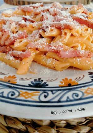 Foto principal de Macarrones con bacon y salsa aurora
