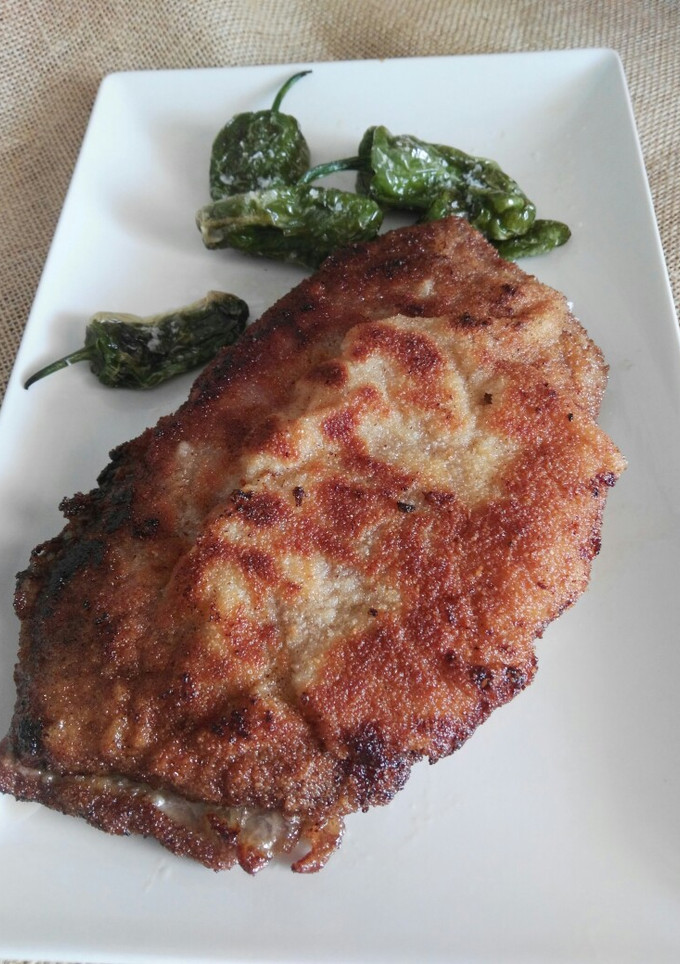 Una foto de Cachopo de cebolla caramelizada y queso de cabra