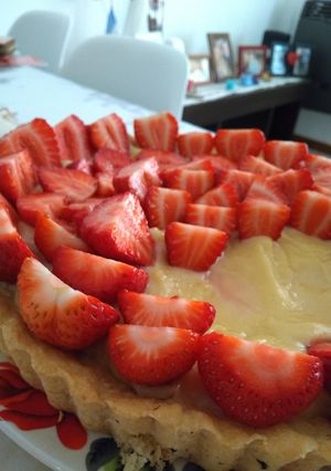 Una foto de Tarta de crema pastelera y frutilla