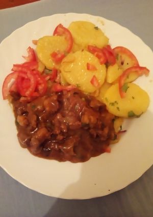 A picture of Sauteed potatoes with beef gravy.