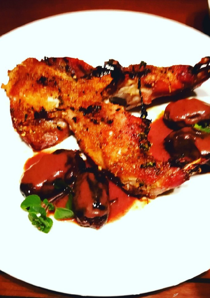 Una foto de Conejo al horno con dátiles al vino blanco