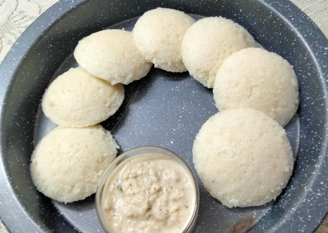 Rice idli with coconut peanut chutney