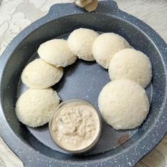Rice idli with coconut peanut chutney A picture of Rice idli with coconut peanut chutney.