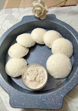 A picture of Rice idli with coconut peanut chutney.