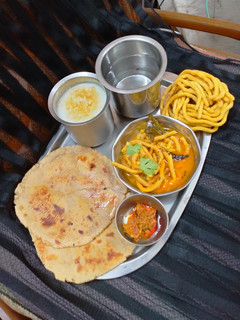ગાંઠિયાનું શાક(gathiya nu saak recipe in gujarati) રેસીપી મુખ્ય ફોટો