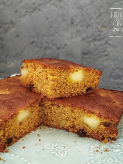 Una foto de Torta integral con pasas y manzana