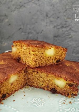 Una foto de Torta integral con pasas y manzana