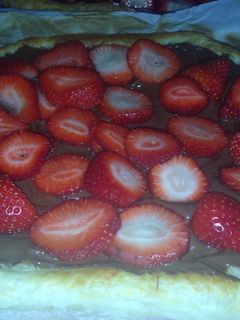 Una foto de Hojaldre de nutella y fresas