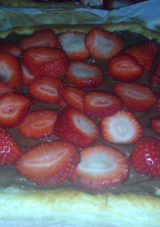 Una foto de Hojaldre de nutella y fresas