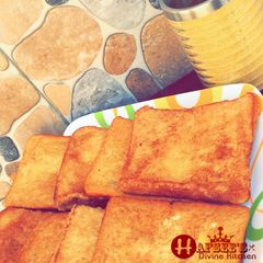 A picture of Golden bread (fried with egg).