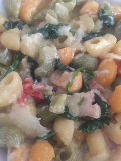 Una foto de Pasta con espinacas y bacon🍝🥓