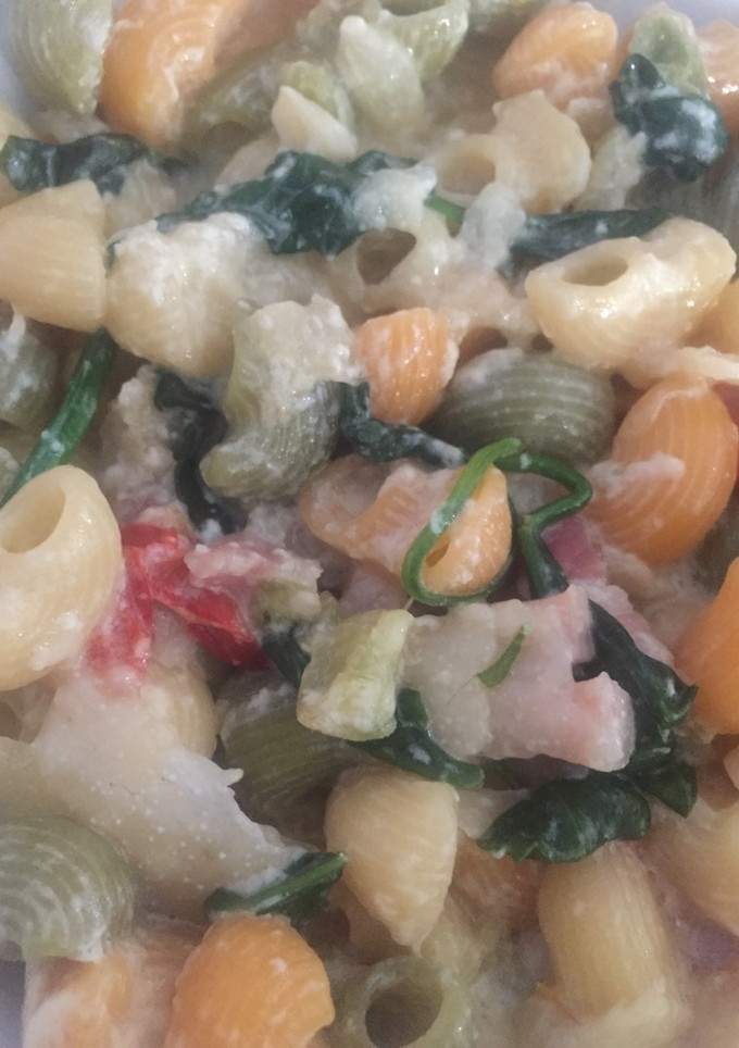 Una foto de Pasta con espinacas y bacon🍝🥓