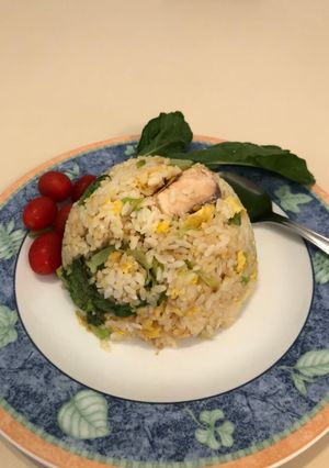 Una foto de Arroz frito con salmón al wok Chāhan Japonés SAQUE-CHAJAN🇨🇳🇺🇾🇯🇵鮭チャーハン
