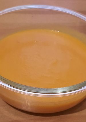 Una foto de Crema de calabaza y zanahoria con almogrote